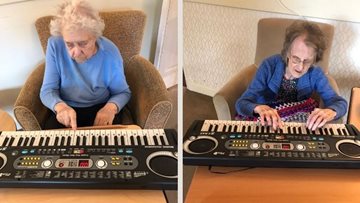 Pontefract Residents learn a bit of piano playing